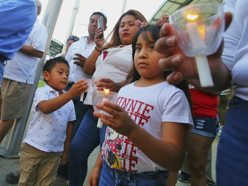 Sepultan a migrantes salvadoreños ahogados en el río Bravo